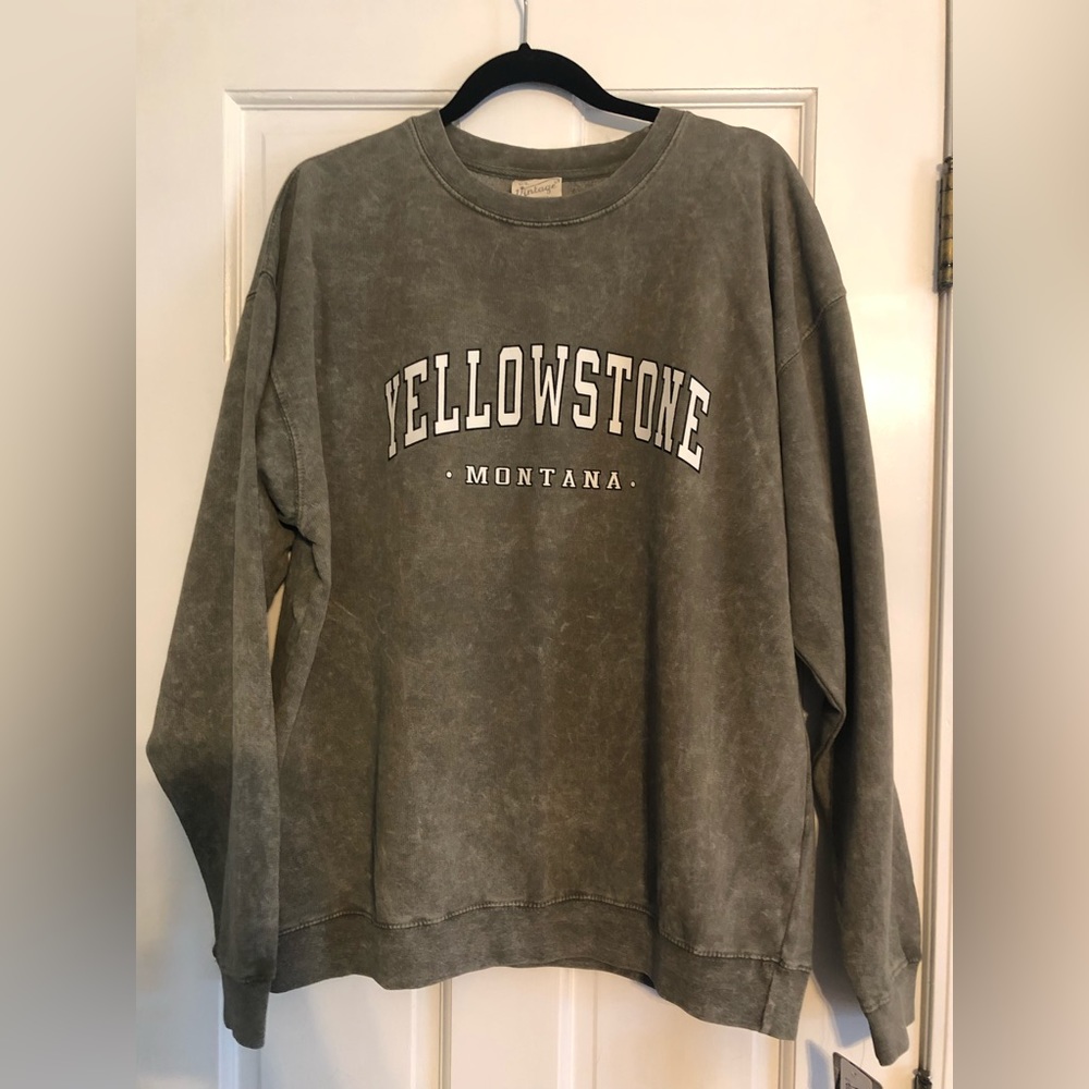 Vintage brand men’s army green colored Yellowstone Montana sweatshirt size large